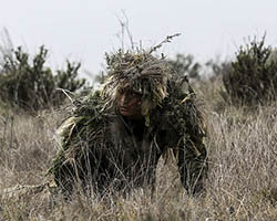 Soldado usando camuflaje